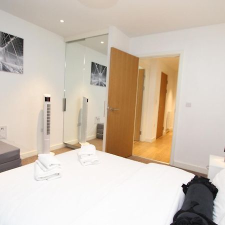 Spacious & Modern 1 Bedroom Close To Station In E16 London Bagian luar foto