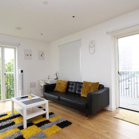 Spacious & Modern 1 Bedroom Close To Station In E16 London Bagian luar foto