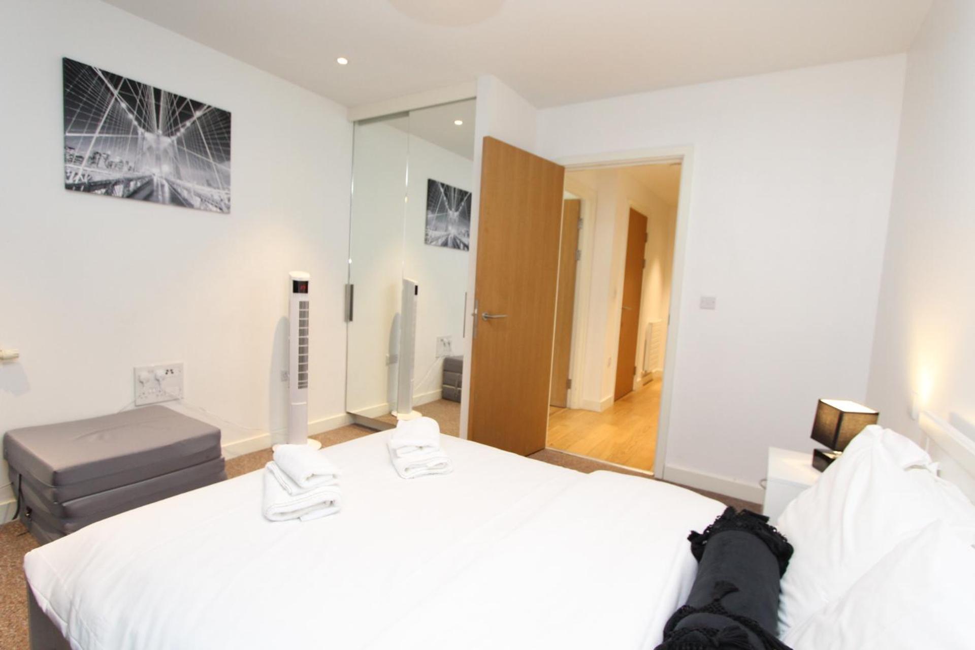 Spacious & Modern 1 Bedroom Close To Station In E16 London Bagian luar foto